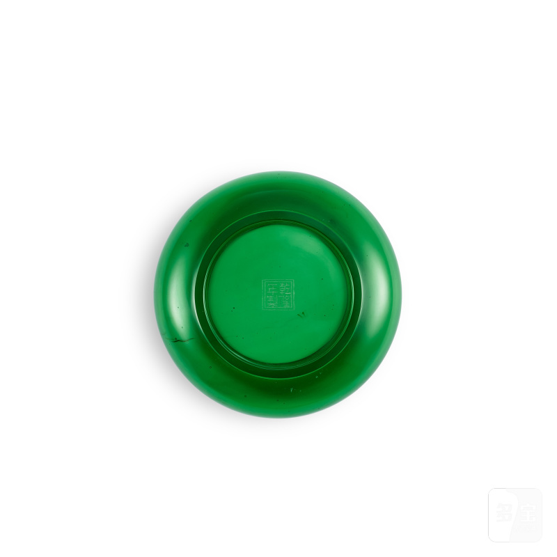 A green glass washer, Qing dynasty, 18th - 19th century | 清十八至十九世紀 綠料銅鑼洗 《乾隆年製》仿款 - 图2